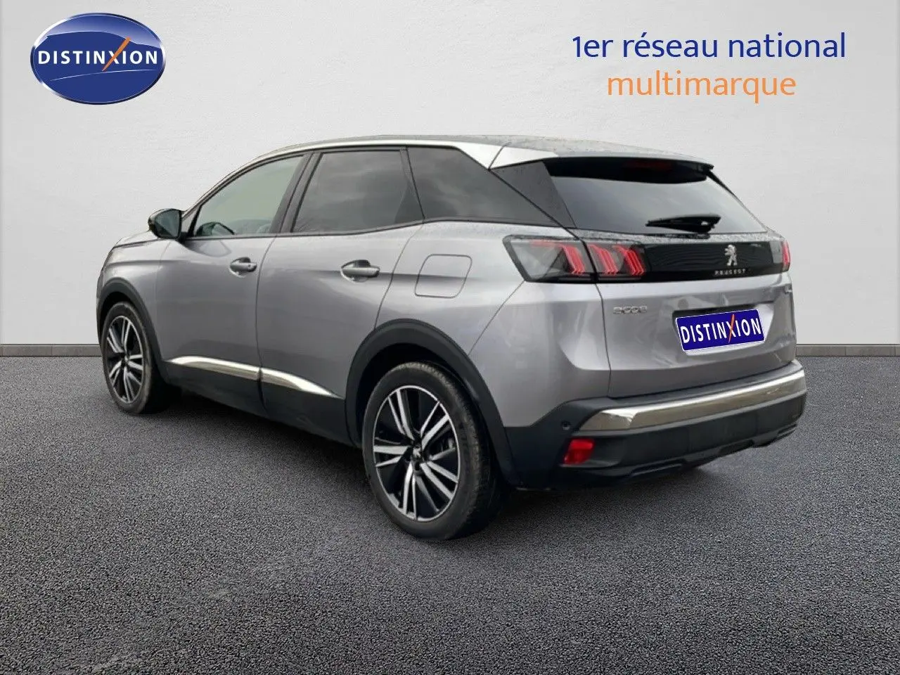 Peugeot 3008 hybride gris Artense 3/4 arrière droit, jantes alliage bicolores et feux arrière LED distinctifs.