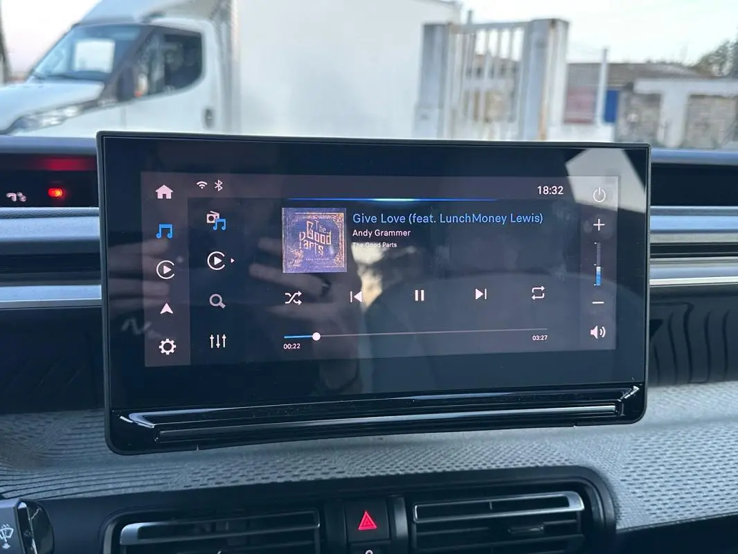 Écran tactile central de la Citroën C3 Turbo 100 ch, vue intérieure du tableau de bord avec interface multimédia affichée.