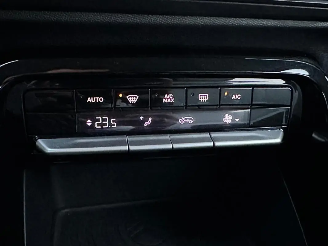 Gros plan sur la commande de climatisation automatique noire de la Citroën C3 Turbo 100 ch, affichant 23,5°C.