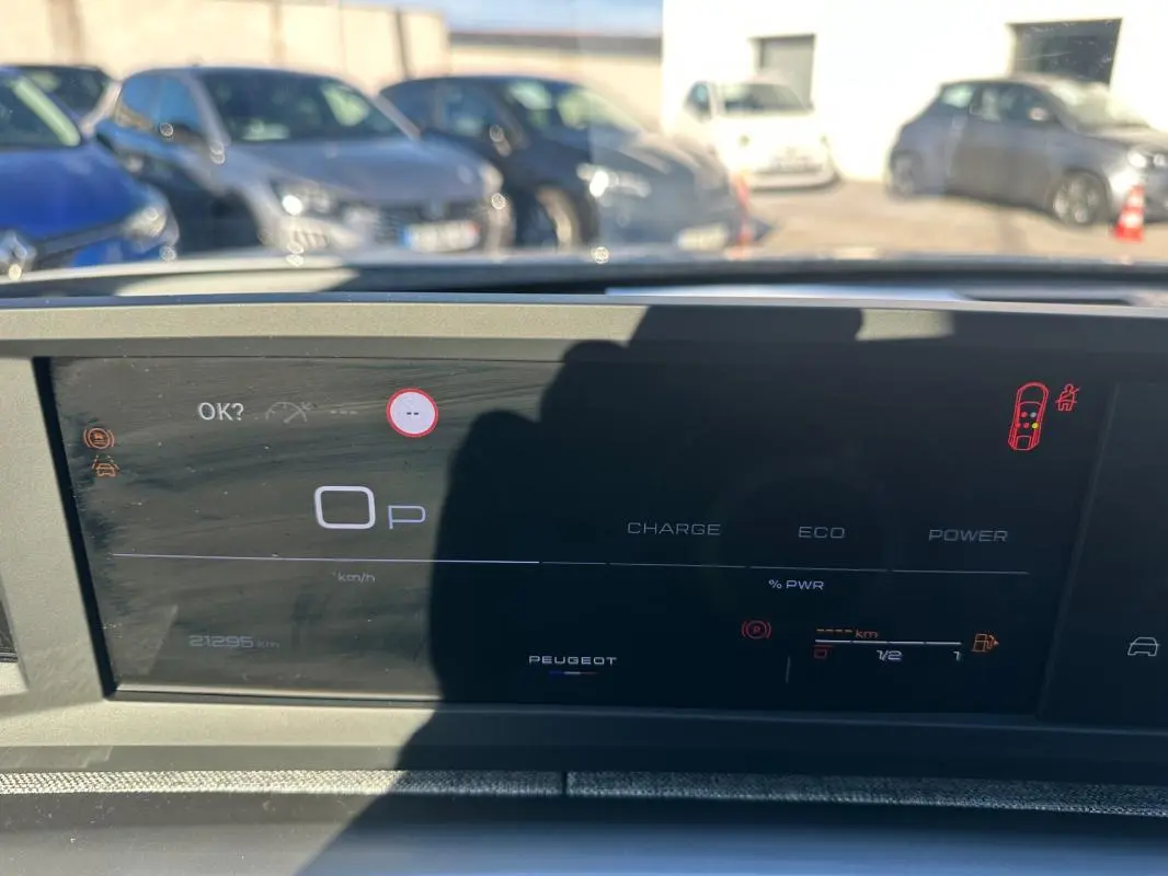 Affichage numérique du tableau de bord du Peugeot 3008 Hybrid blanc, montrant la vitesse à 0 km/h et les indicateurs d'énergie.