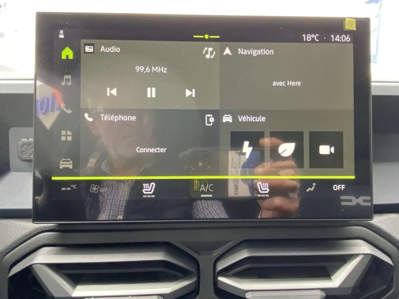 Écran tactile central du tableau de bord du Dacia Duster 2025 affichant les fonctions audio, navigation et véhicule.