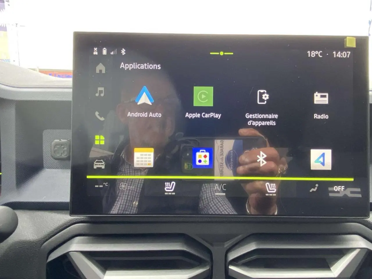 Écran tactile central du Dacia Duster 2025 en gros plan, affichant les applications Android Auto et Apple CarPlay.
