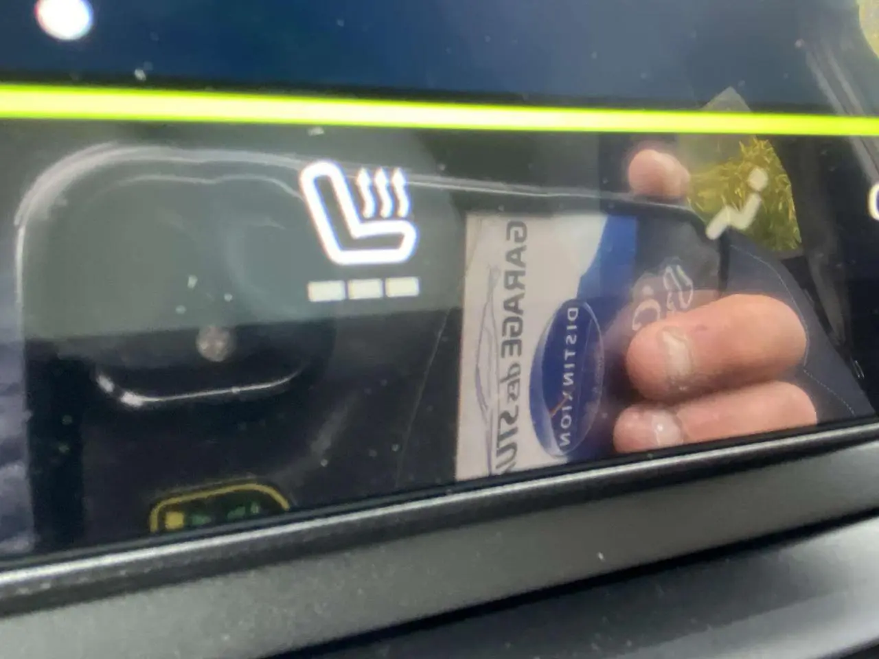 Détail du bouton de siège chauffant sur le tableau de bord du Dacia Duster 2025, finition INC.