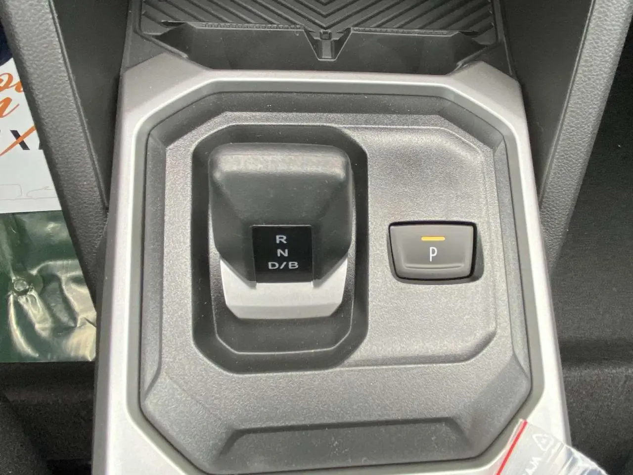 Vue rapprochée du levier de vitesses automatique gris et noir du Dacia Duster 1.6 Hybrid 2025 avec bouton de parking activé.