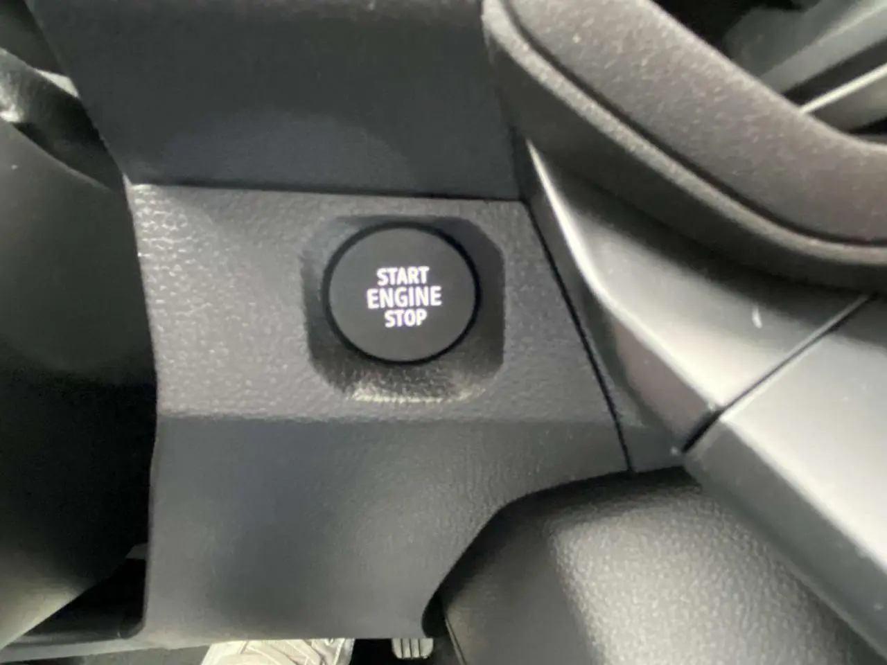 Détail intérieur du bouton Start Engine Stop sur le tableau de bord du Dacia Duster 2025, finition noire.