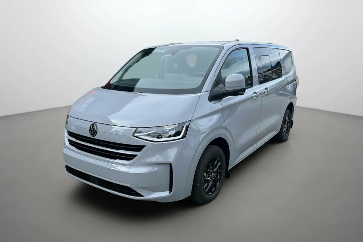 Volkswagen Transporter TDI 170 DSG ProCab L1 gris Stone, vue 3/4 avant avec jantes alu noires 17 pouces.