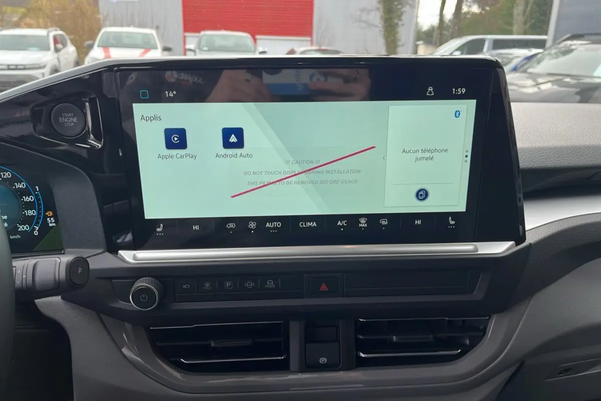Vue intérieure du tableau de bord du Volkswagen Transporter TDI 170 DSG ProCab avec écran tactile et commandes climatisation.