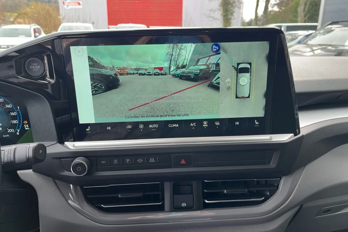 Vue intérieure du tableau de bord du Volkswagen Transporter TDI 170 DSG ProCab 2026 avec écran tactile caméra 360.