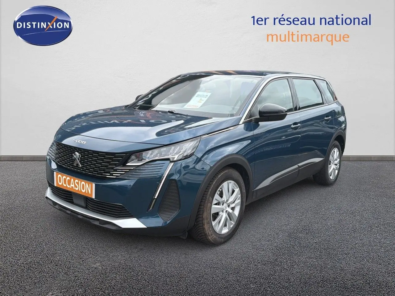 Peugeot 5008 Hybrid bleu Célèbes métal en 3/4 avant droit, avec calandre noire et jantes argentées.