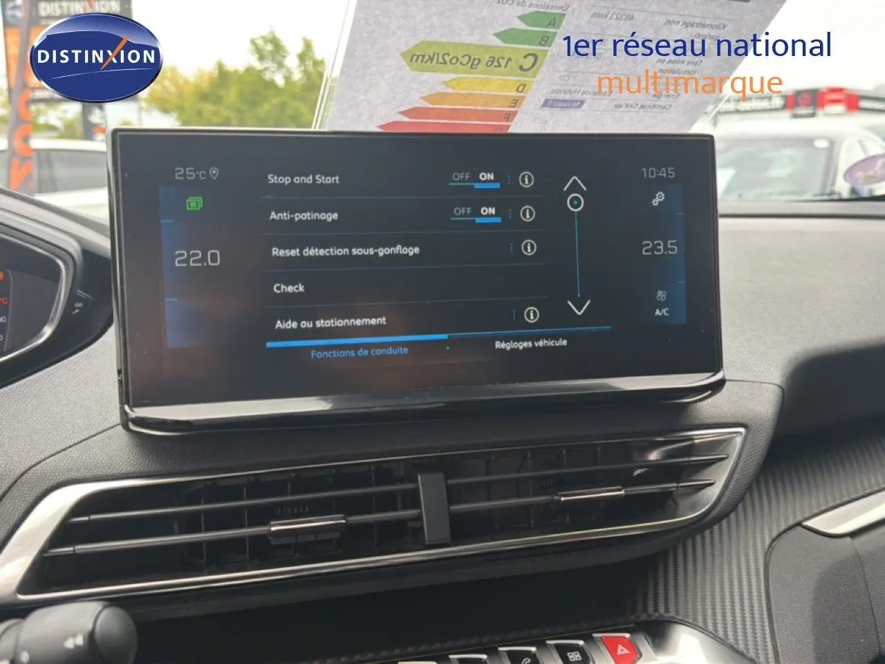 Écran tactile central de la Peugeot 5008 Hybrid 2024, affichant les réglages d’aide à la conduite, vue intérieure frontale.