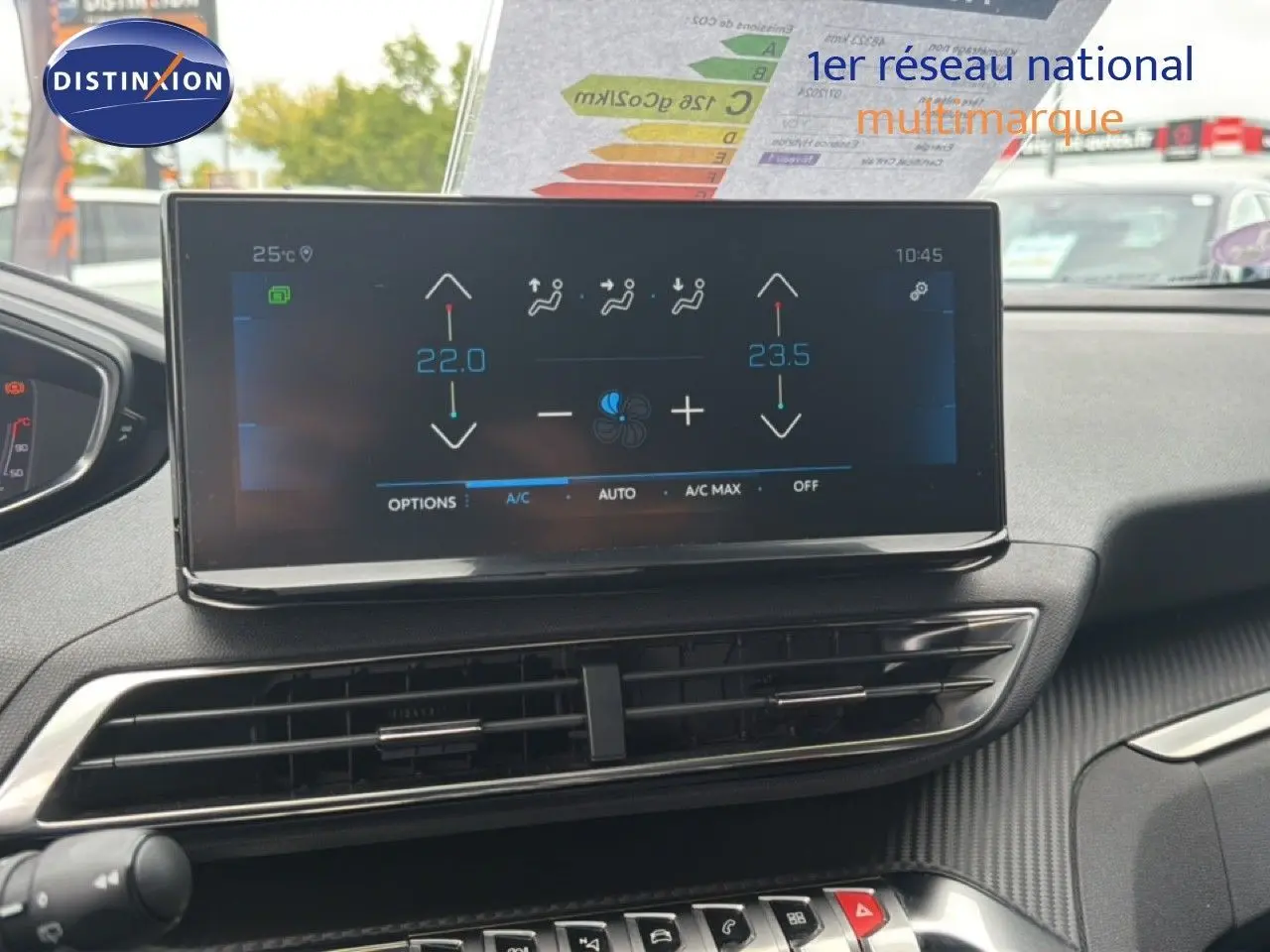 Écran tactile central du tableau de bord du Peugeot 5008 bleu, affichant la climatisation automatique en intérieur.
