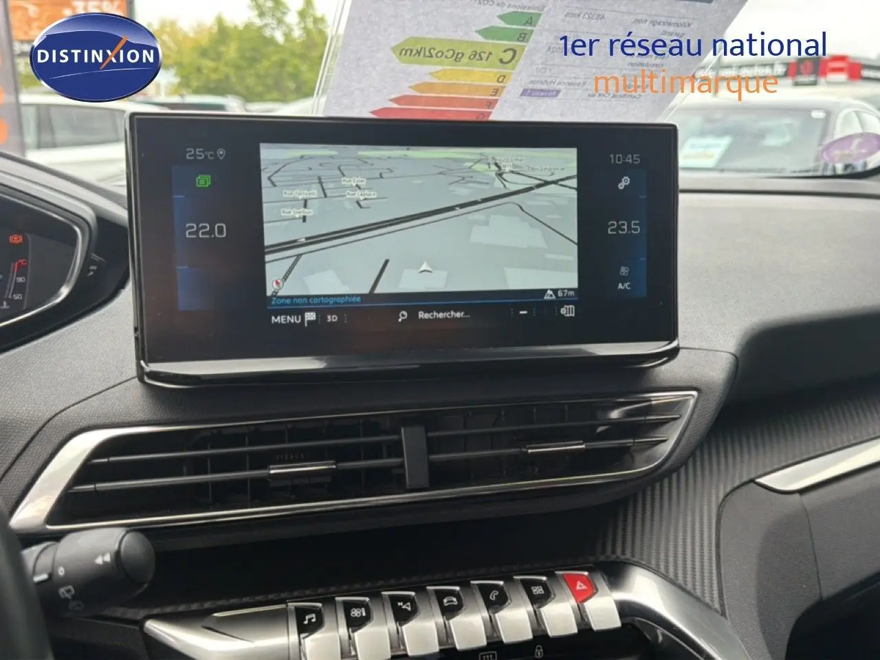 Vue rapprochée de l’écran tactile central du Peugeot 5008 bleu Célèbes Métal, affichant la navigation GPS.