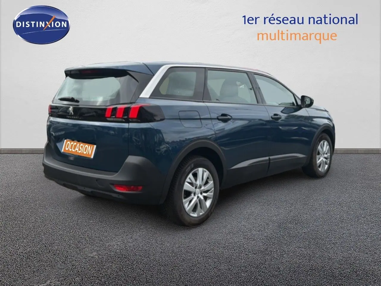 Peugeot 5008 Hybrid bleu Célèbes métal en 3/4 arrière droit, avec feux arrière à griffes rouges distinctifs.