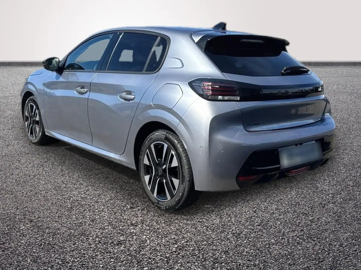Vue 3/4 arrière droite d'une Peugeot 208 gris clair 2025 avec feux arrière LED et jantes alliage noires.