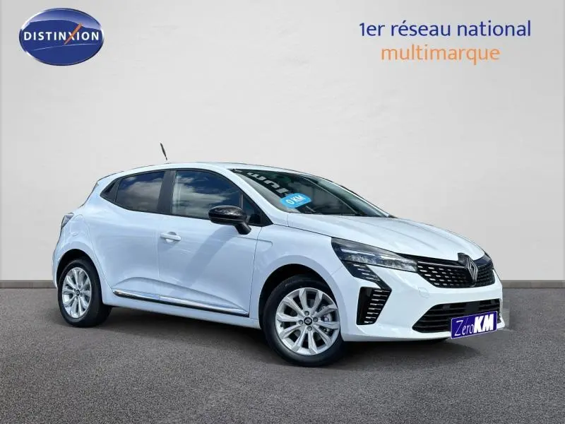 Renault Clio 2025 blanc glacier vue 3/4 avant droit avec jantes alliage et rétroviseurs noirs.