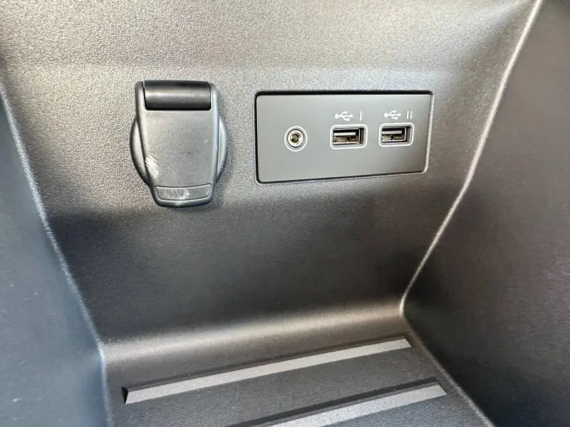 Prise 12V et double port USB intégrés dans la console noire intérieure de la Renault Clio 1.5 dCi blanc Glacier.