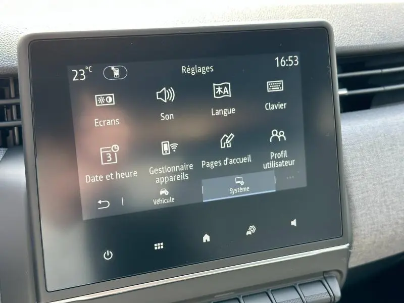 Écran tactile central affichant le menu Réglages dans l'habitacle d'une Renault Clio blanc glacier 2025