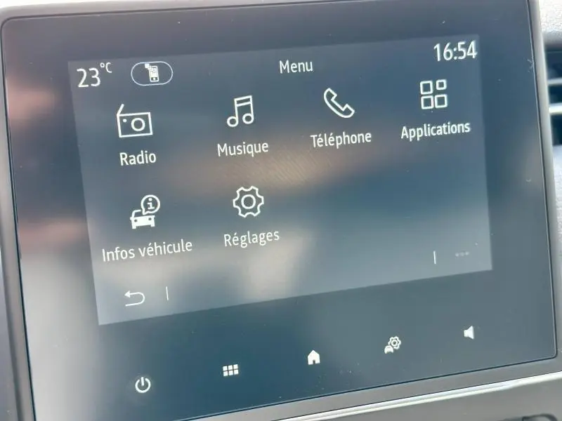 Écran tactile central de la Renault Clio blanc Glacier 2025 affichant le menu radio, musique et téléphone