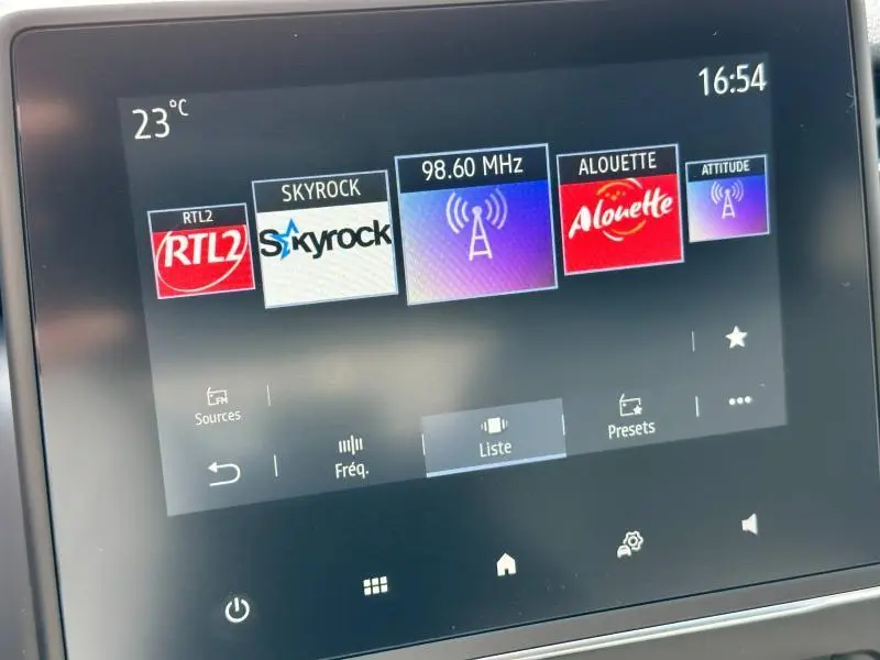Écran tactile central de la Renault Clio 1.5 dCi 2025 affichant les stations radio avec interface moderne.