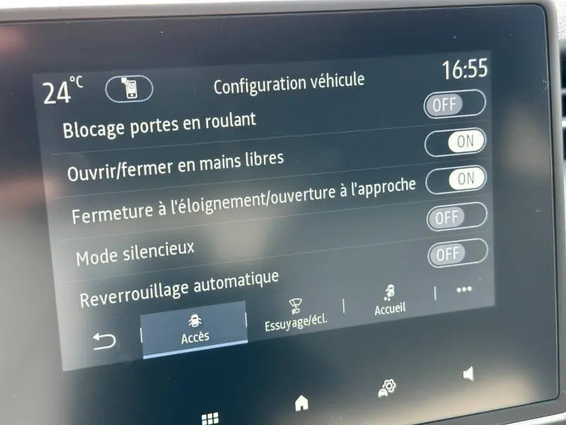 Écran tactile intérieur de la Renault Clio 1.5 dCi 2025 montrant les options de configuration des accès mains libres et verrouillage automatique.