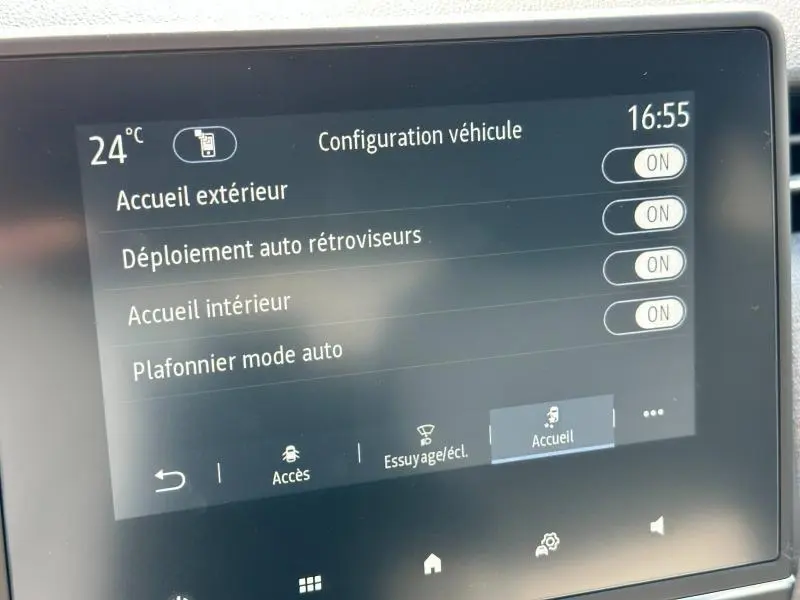 Écran tactile intérieur de la Renault Clio blanc glacier 2025 affichant les réglages de configuration véhicule.