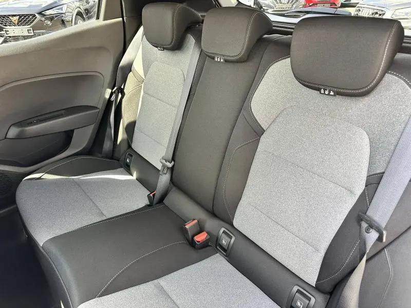 Vue rapprochée de la banquette arrière bicolore gris clair et noir de la Renault Clio 1.5 dCi 100ch Evolution 2025.