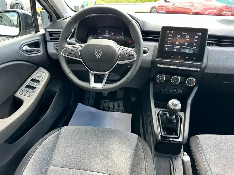 Vue intérieure avant de la Renault Clio 1.5 dCi 100ch Evolution 2025, volant multifonction, écran tactile et levier de vitesse manuel.