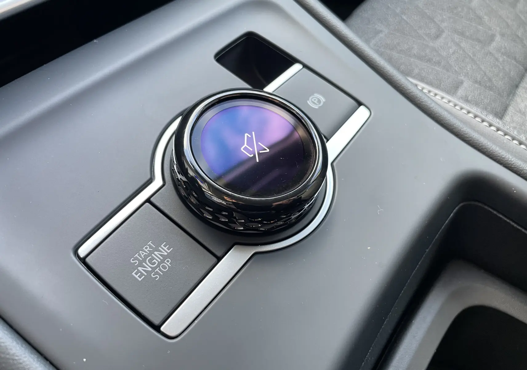 Gros plan sur la molette de commande et bouton start/stop du Volkswagen Tiguan 2024, intérieur gris noir.