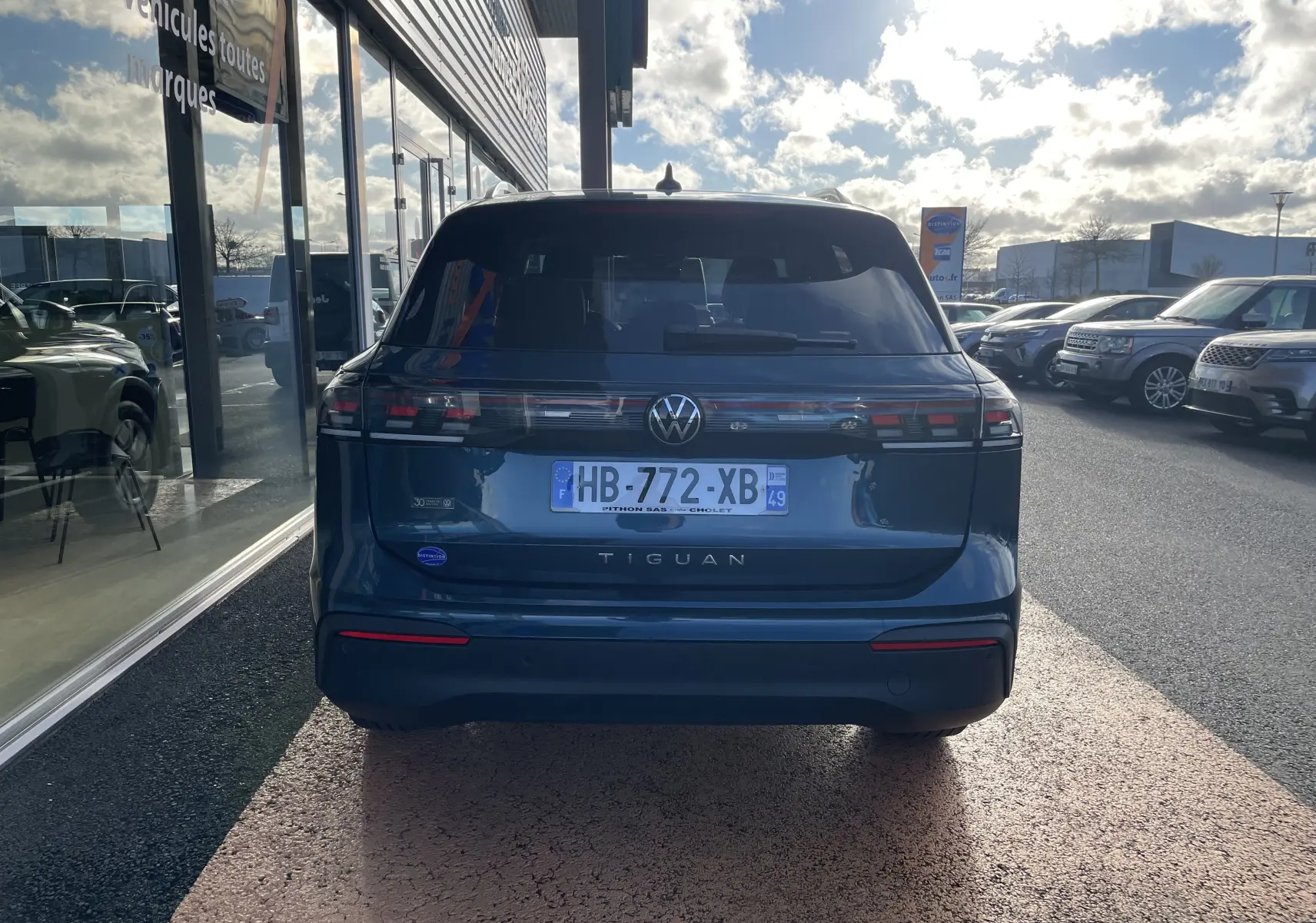 Vue arrière d'un Volkswagen Tiguan 2024 bleu Nightshade avec feux LED et plaque d'immatriculation française.