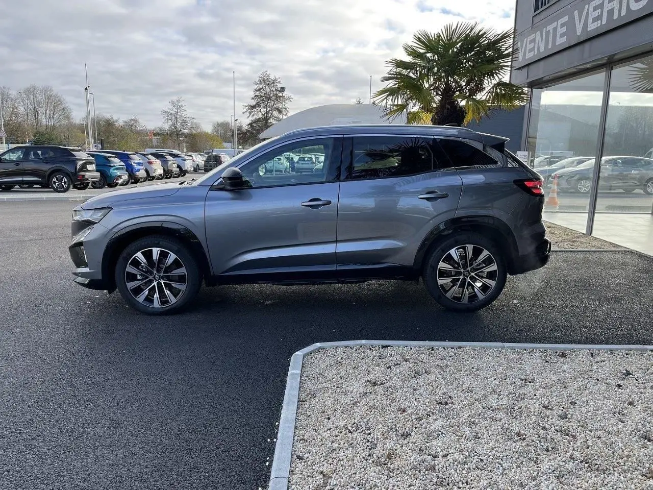 Vue de profil côté gauche du Renault Austral Ph.2 gris schiste, soulignant ses jantes alliage et sa silhouette SUV compacte.