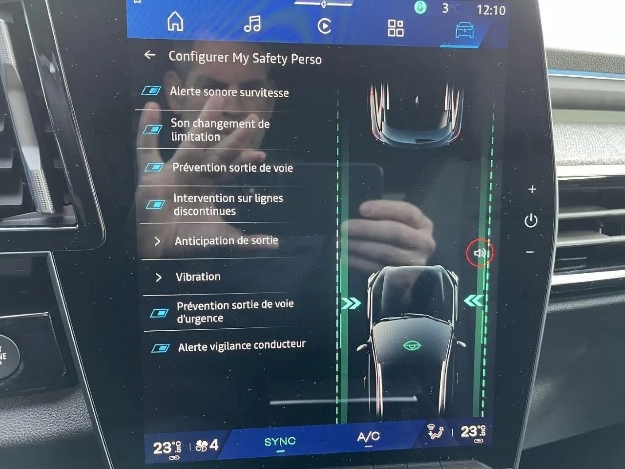 Écran tactile central du Renault Austral Ph.2 gris schiste montrant les options d’alerte et d’assistance à la conduite.