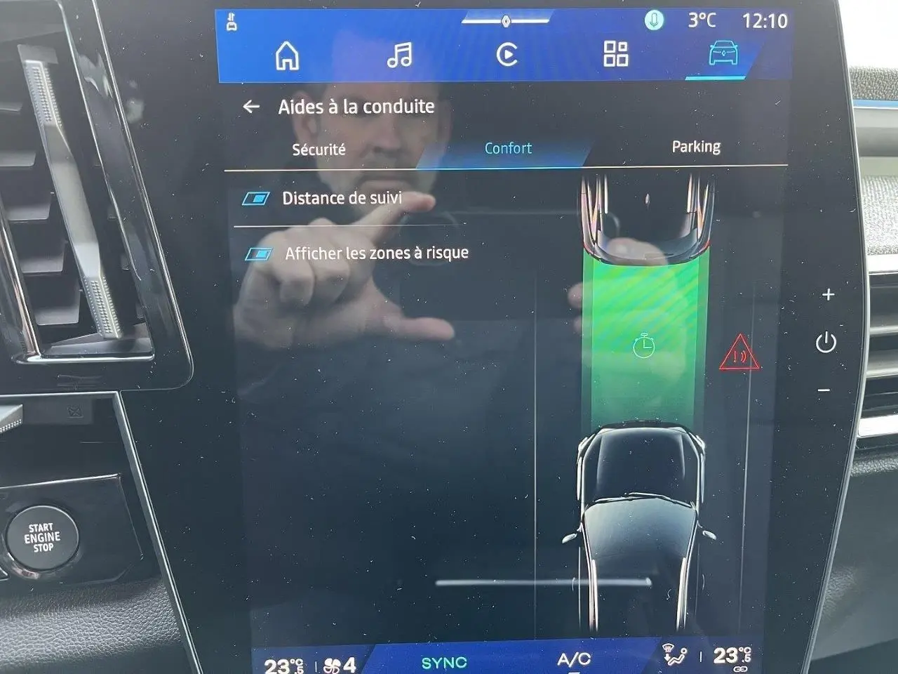 Écran central tactile du Renault Austral Ph.2 gris schiste montrant l’aide au stationnement avec vue du dessus du véhicule.