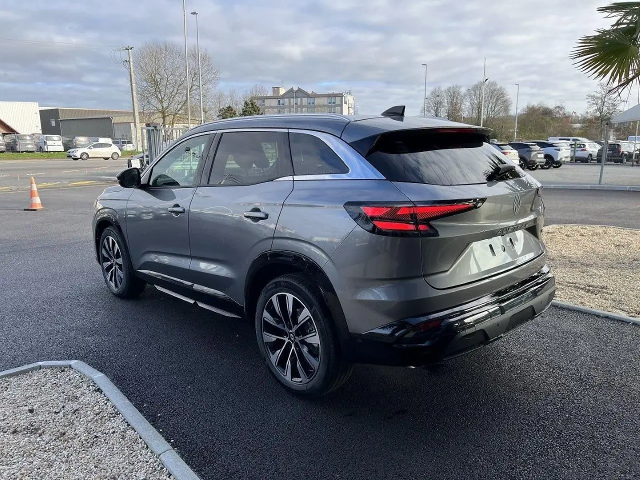 Vue 3/4 arrière droite du Renault Austral Ph.2 gris schiste avec feux LED et jantes alliage bicolores.