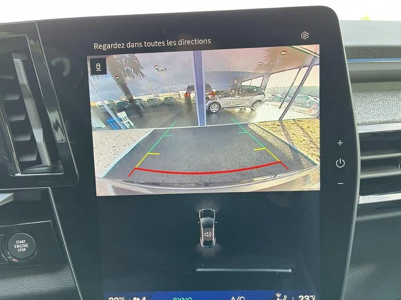 Écran central affichant la caméra de recul du Renault Austral Ph.2 gris schiste avec lignes de guidage colorées.