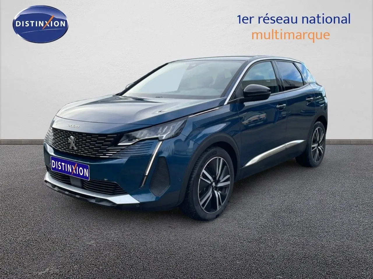 Peugeot 3008 hybride rechargeable bleu Célèbes métal en 3/4 avant droit, avec jantes alliage et calandre noire distinctive.
