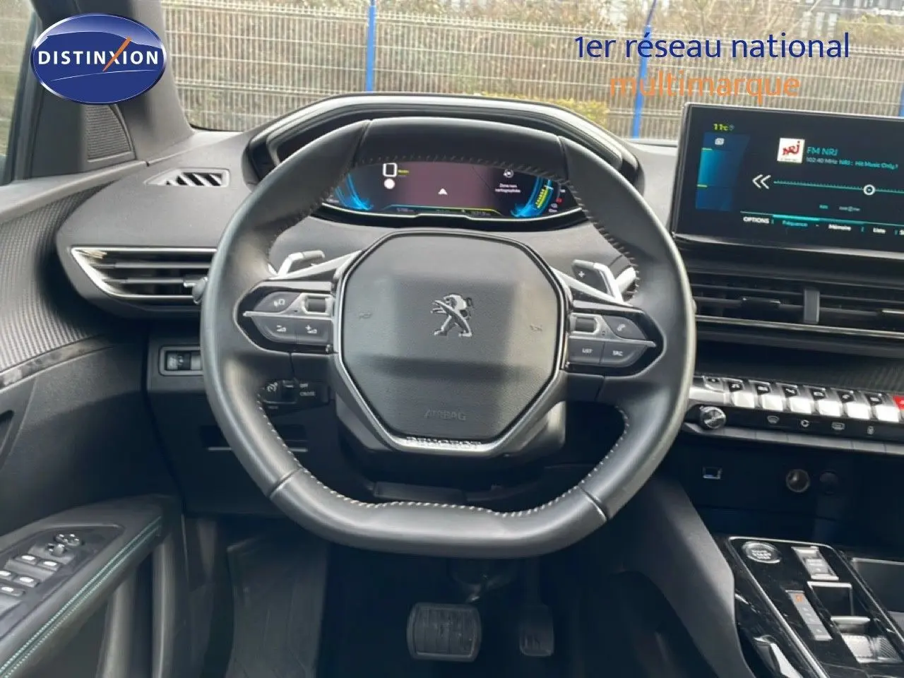 Vue intérieure centrée sur le volant et le tableau de bord numérique du Peugeot 3008 1.6 Hybrid 2024.