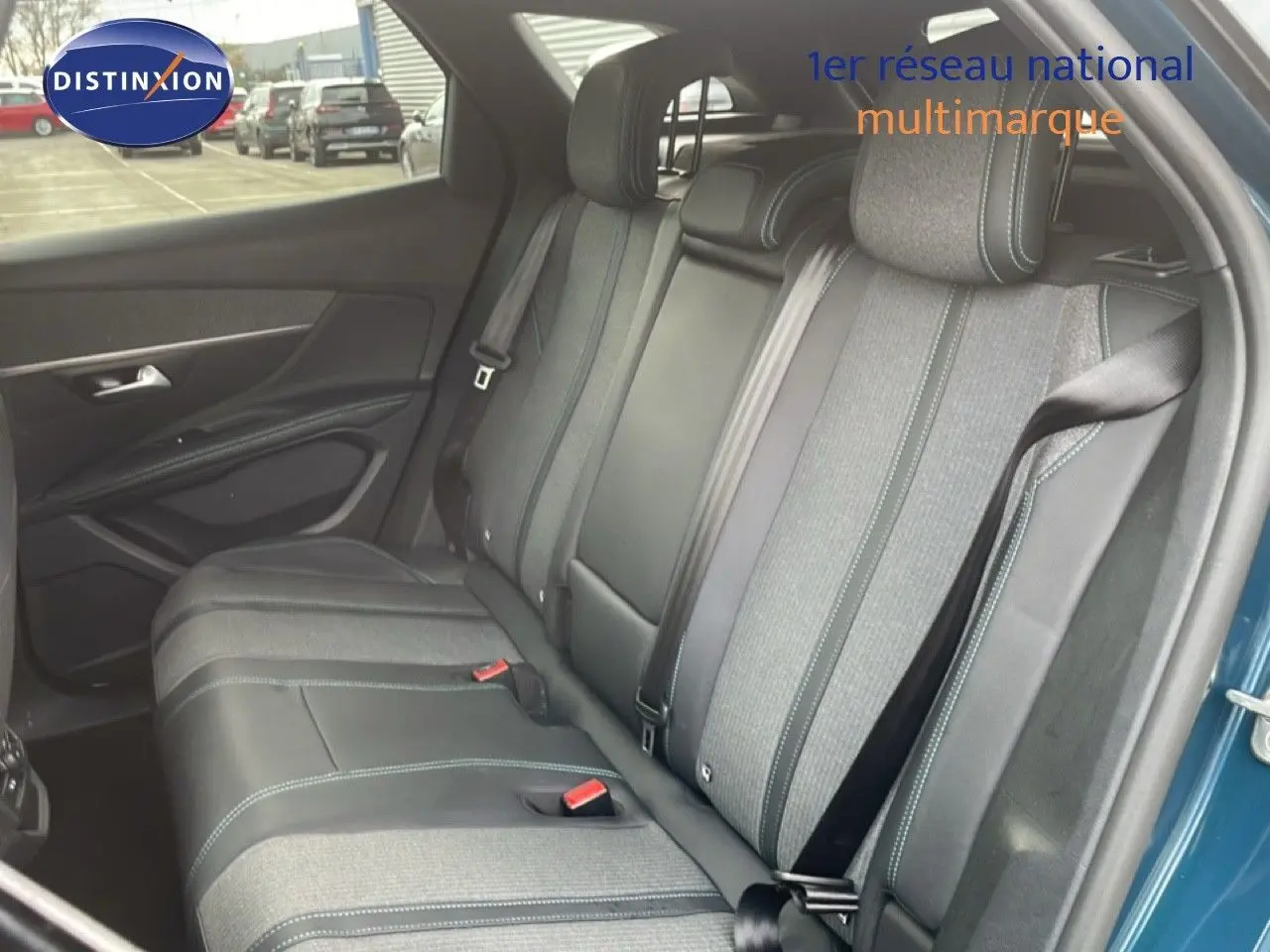 Vue intérieure côté gauche des sièges arrière en tissu et cuir noir du Peugeot 3008 bleu Celebes 2024.