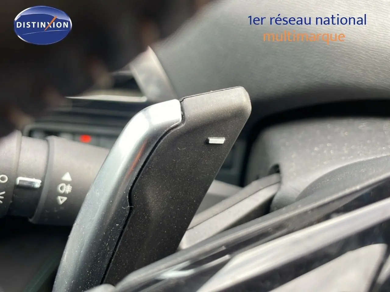 Gros plan sur la palette de changement de vitesse côté droit dans l’habitacle d’un Peugeot 3008 bleu Celebes Metal 2024.