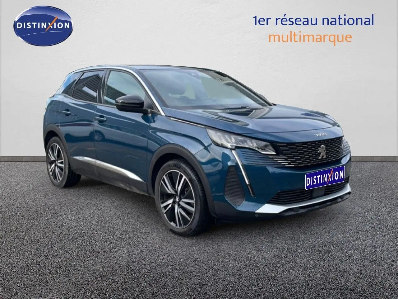 Peugeot 3008 hybride rechargeable bleu Célèbes métal en 3/4 avant droit, avec jantes alliage et calandre distinctive.