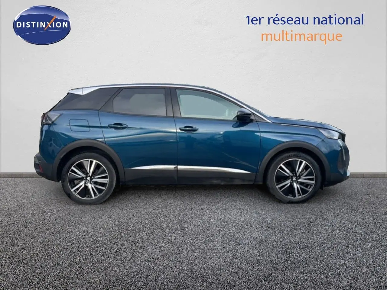 Profil droit d’un Peugeot 3008 hybride rechargeable 2024 en bleu Célèbes Métal avec jantes alliage bicolores.