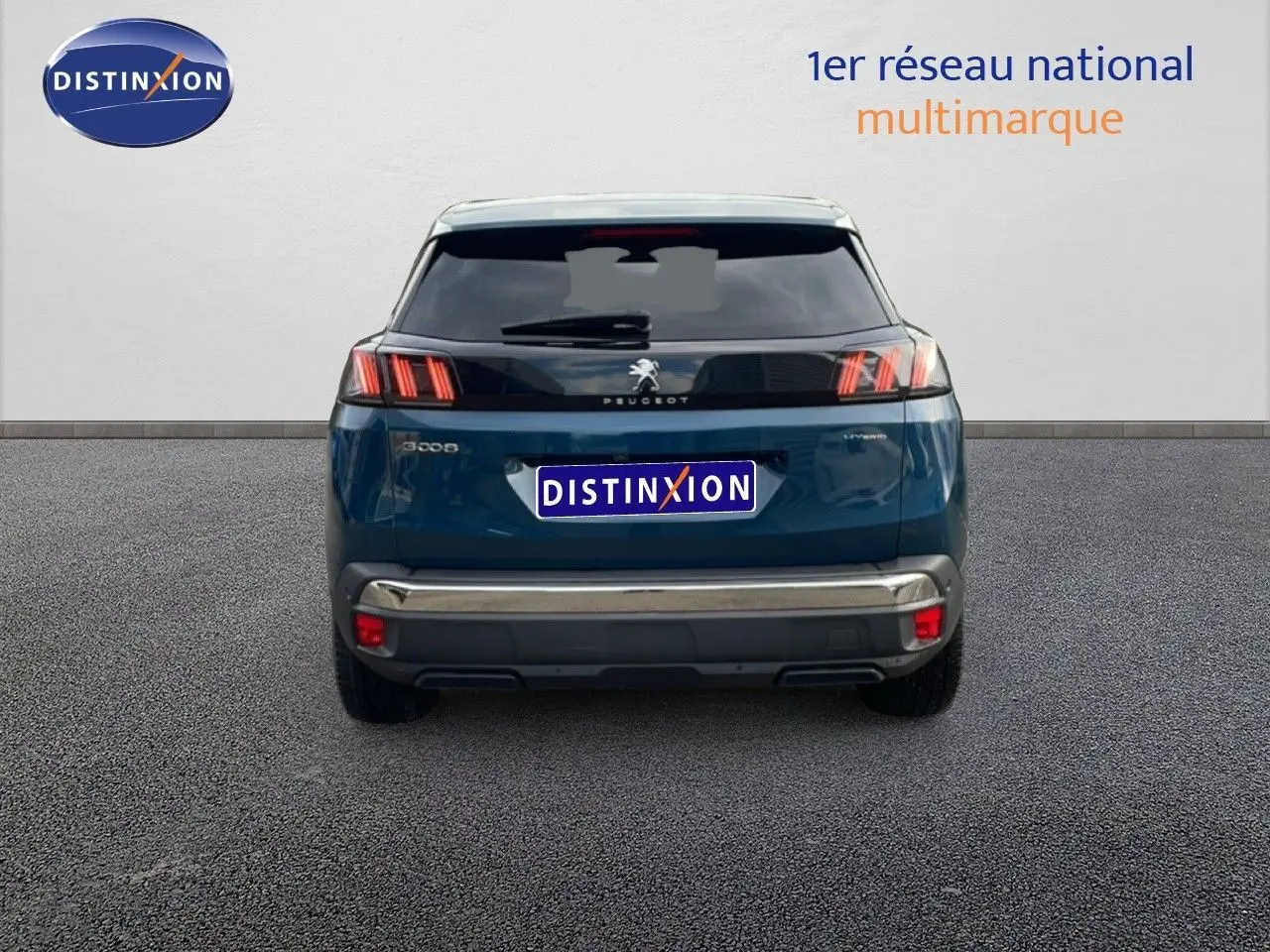 Vue arrière d’un Peugeot 3008 hybride rechargeable bleu Célèbes Métal avec feux arrière à griffes et logo central.