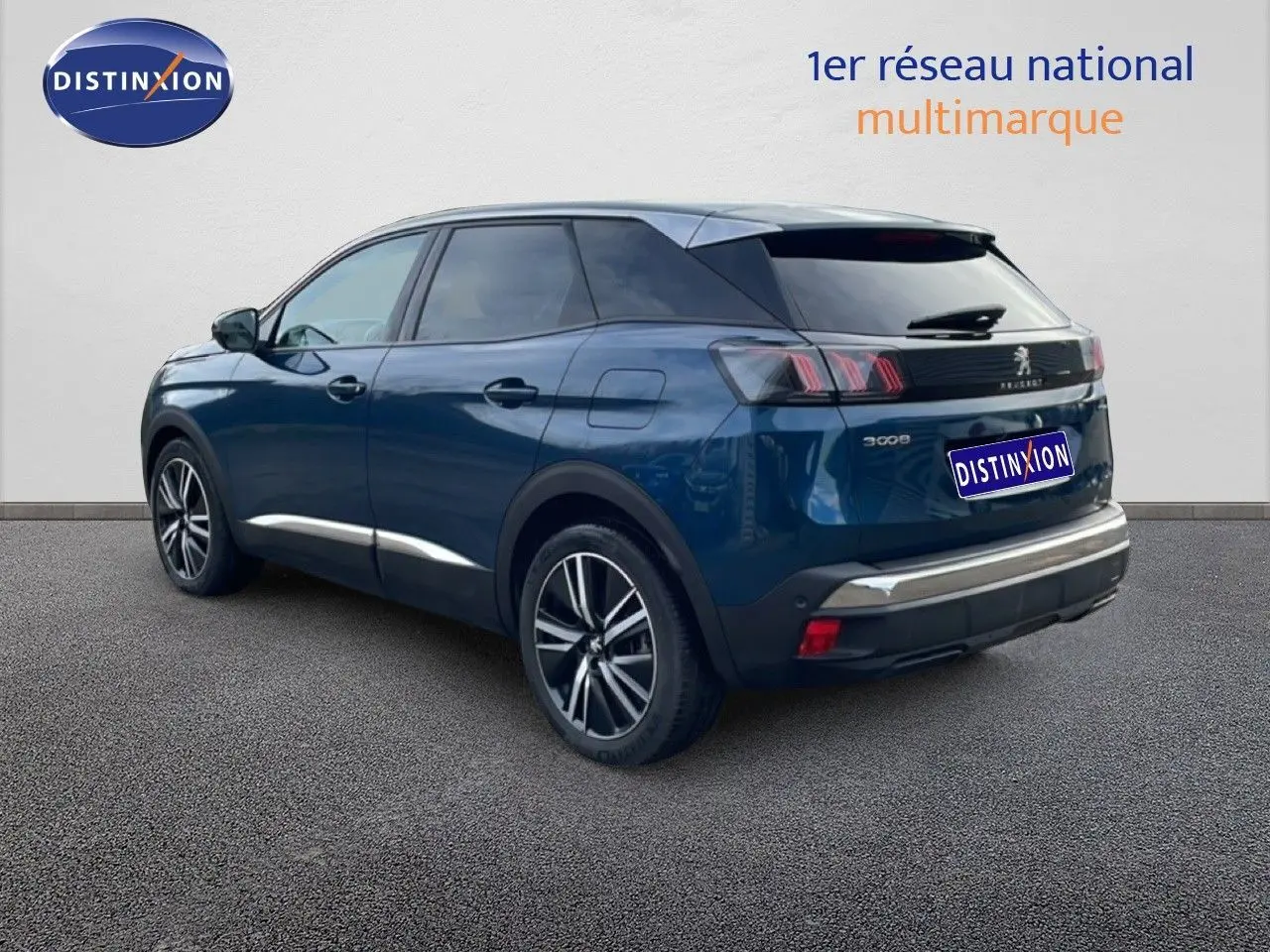 Peugeot 3008 hybride rechargeable bleu Célèbes métal, vue 3/4 arrière côté gauche avec jantes alliage.