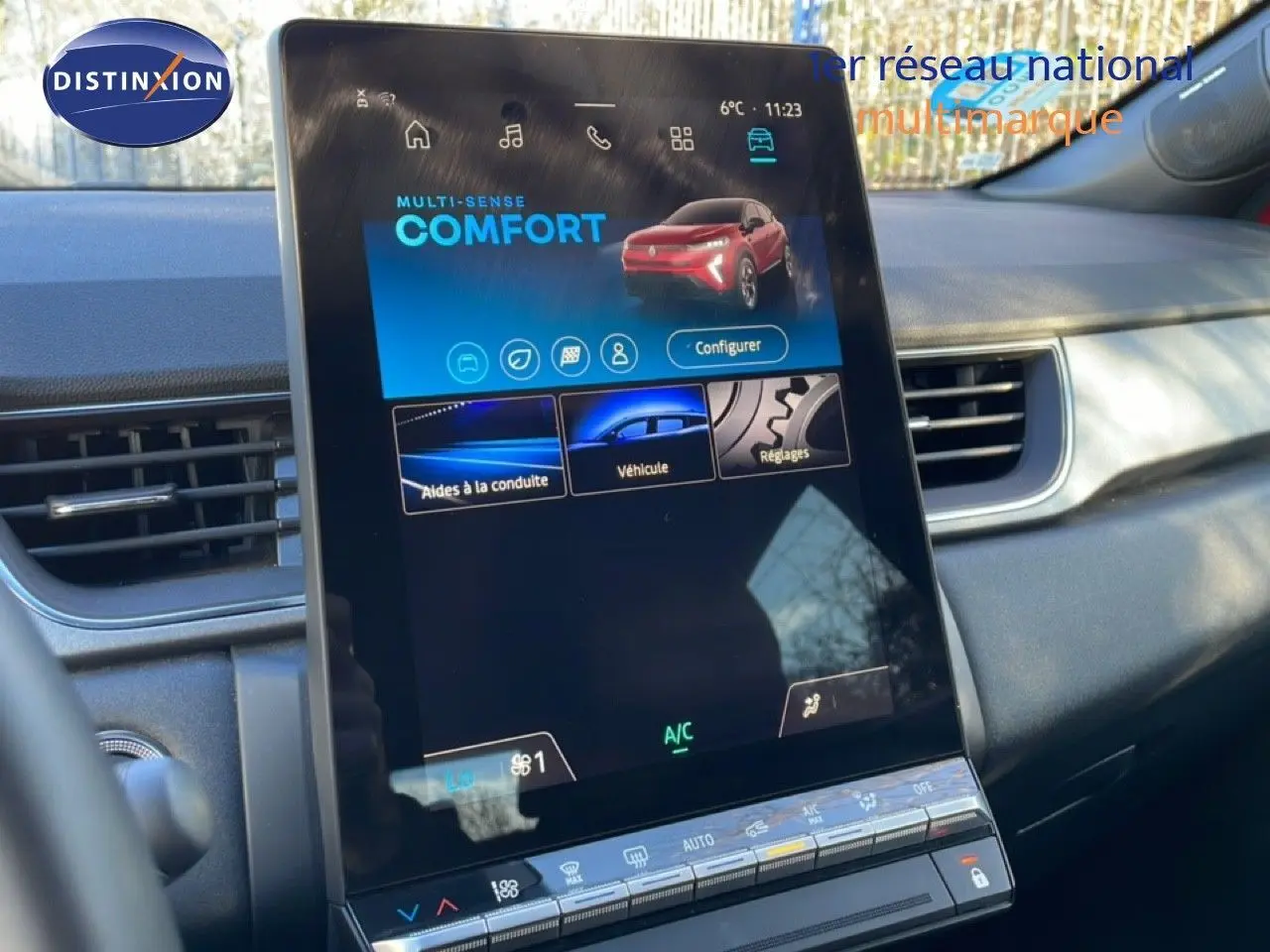 Écran tactile central du Renault Captur 2025 affichant le mode Confort, intérieur avec tableau de bord gris.