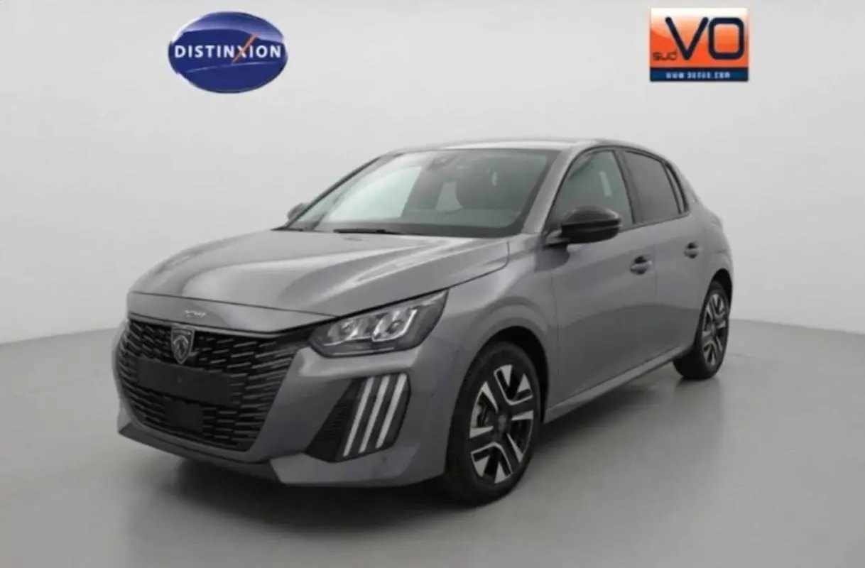 Peugeot 208 Hybrid gris en 3/4 avant droit, avec calandre noire et jantes alliage 16 pouces distinctives.