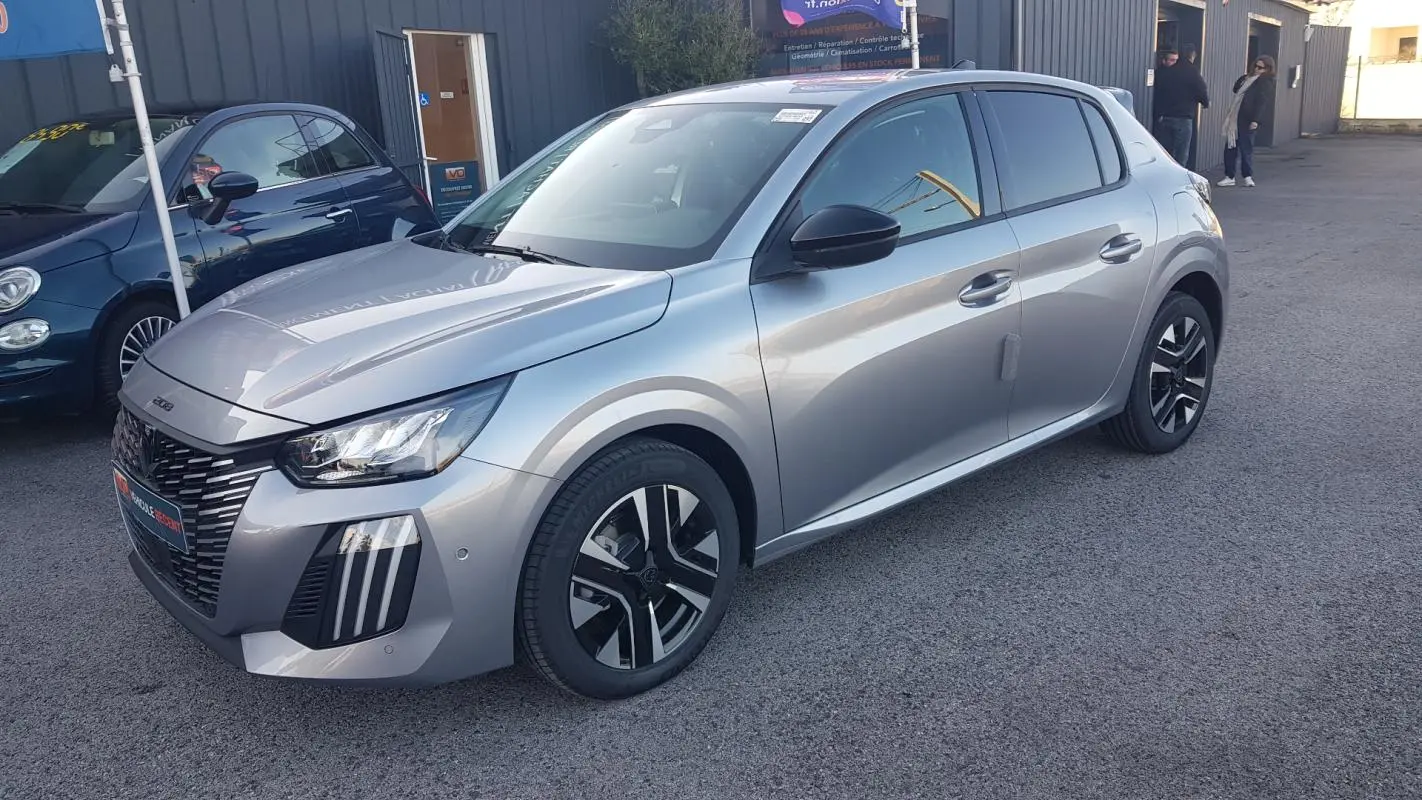 Peugeot 208 Hybrid 110 gris vue 3/4 avant droit, avec jantes alliage noires et calandre distinctive.