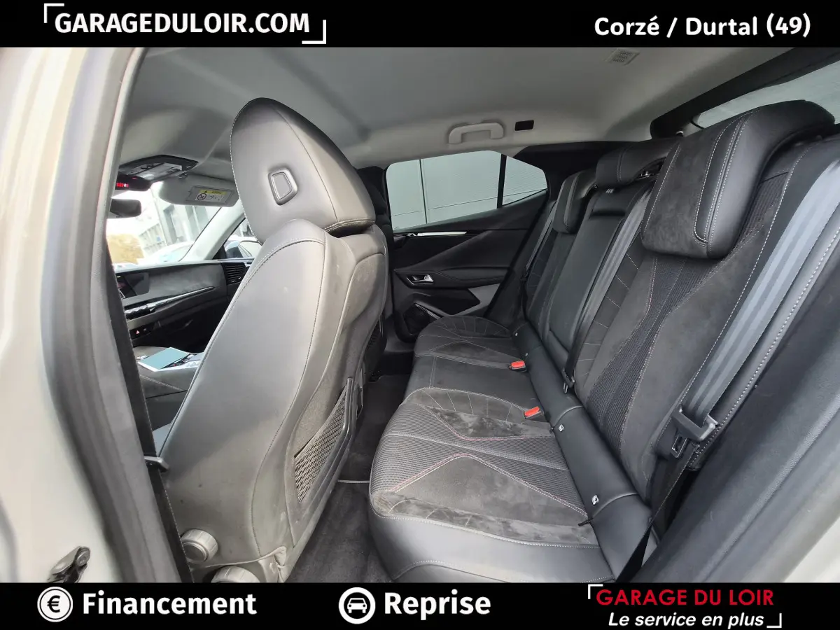 Vue intérieure côté droit montrant la banquette arrière en cuir et alcantara noir du DS4 2024 beige.