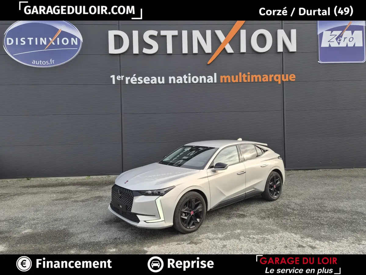 DS4 beige vue 3/4 avant droit, avec calandre noire distinctive et jantes noires sportives.