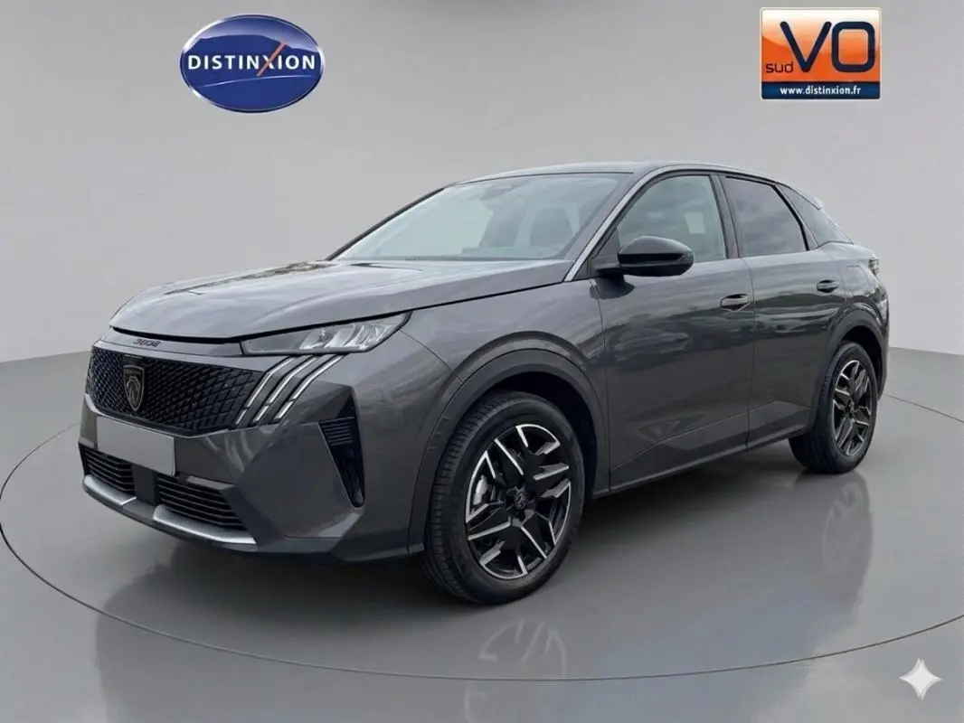 Peugeot 3008 Hybrid gris en 3/4 avant droit, avec jantes alliage noires et calandre distinctive noire.