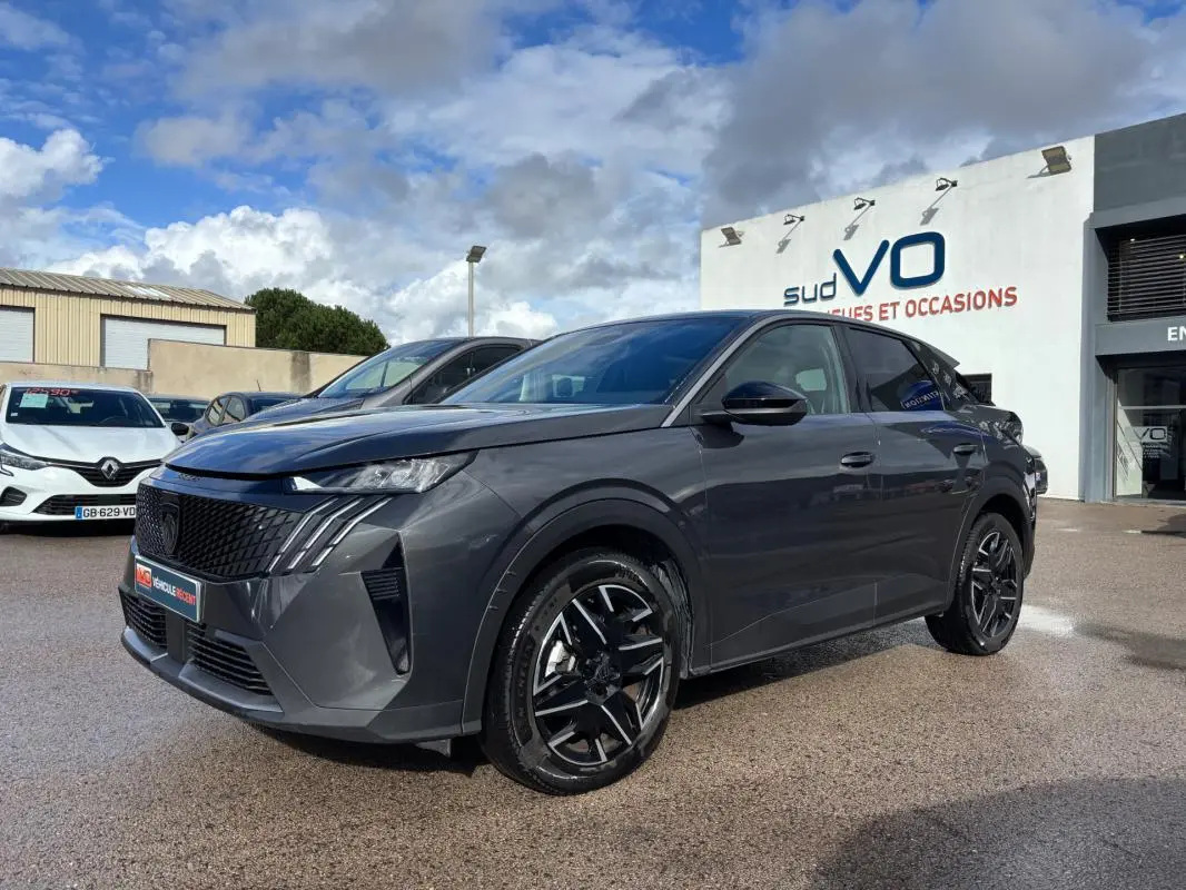 Peugeot 3008 Hybrid gris en 3/4 avant droit, avec jantes alliage noires de 19 pouces et calandre distinctive.