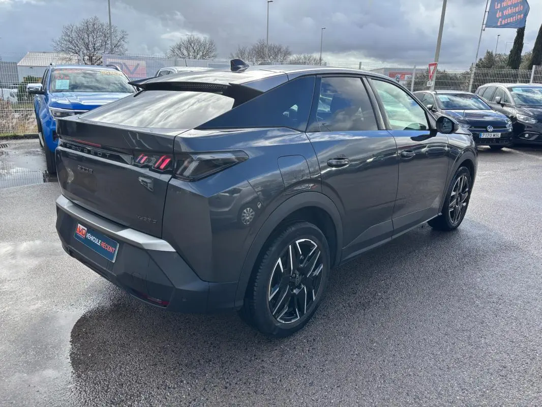 Vue 3/4 arrière droite d’un Peugeot 3008 Hybrid gris avec jantes alliage noires et feux arrière LED distinctifs.